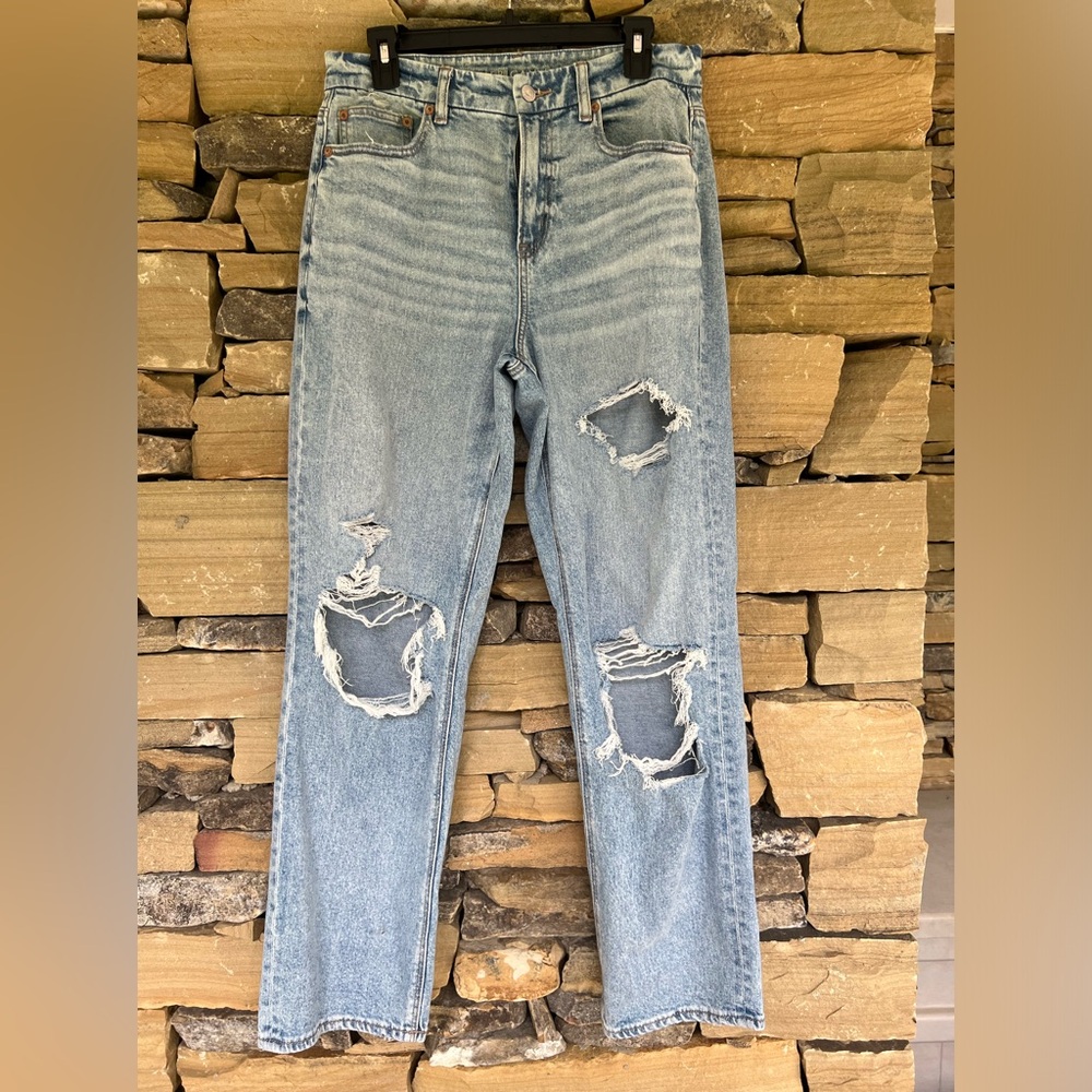 American Eagle distressed curvy 90’s straight 8 regular